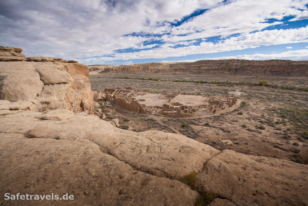 Wunderschön liegen die Ruinen im Chaco Canyon