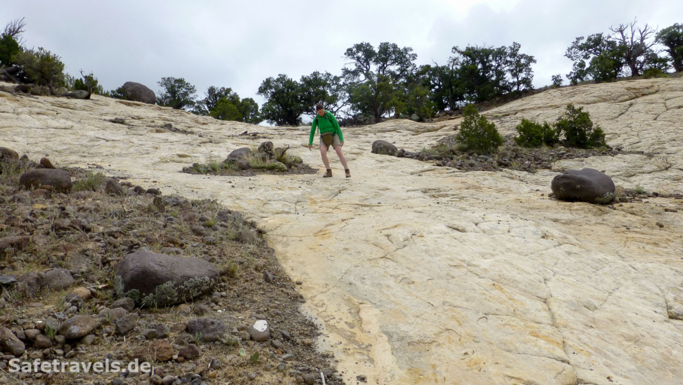 Abstieg über die steile Sandsteinflanke zum Upper Calf Creek Fall