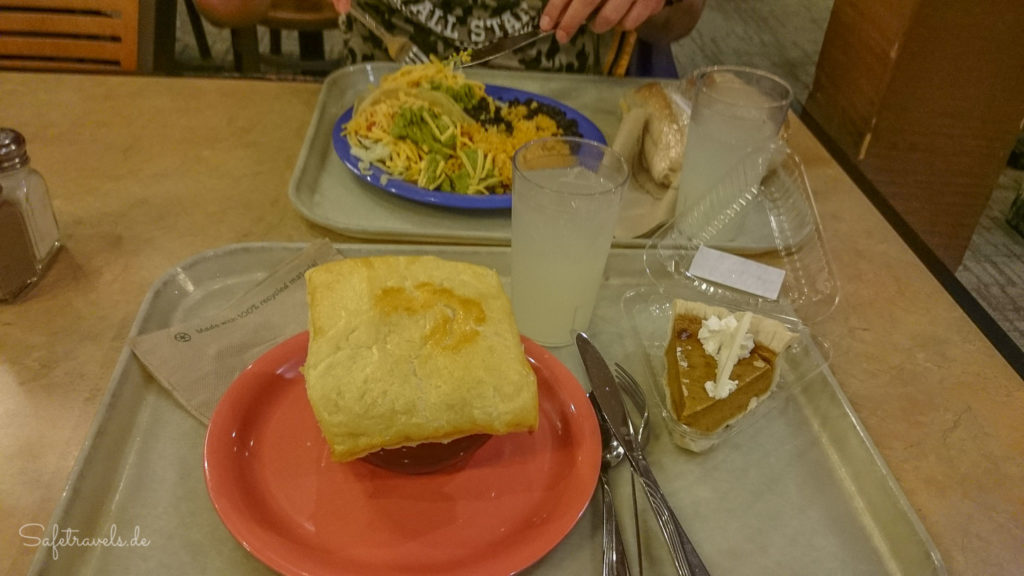 Leckeres Dinner in der Maswik Cafeterie: Chicken Pot Pie, Burrito und Pumpkin Pie