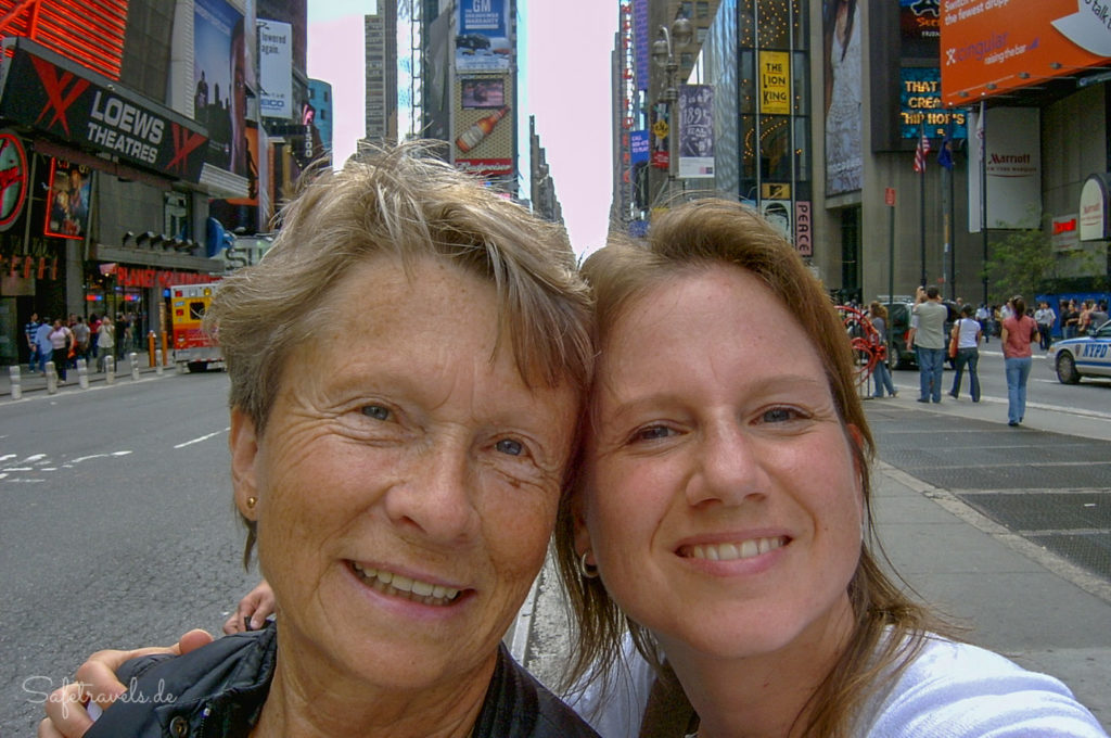 Mutter und Tochter unterwegs in New York City