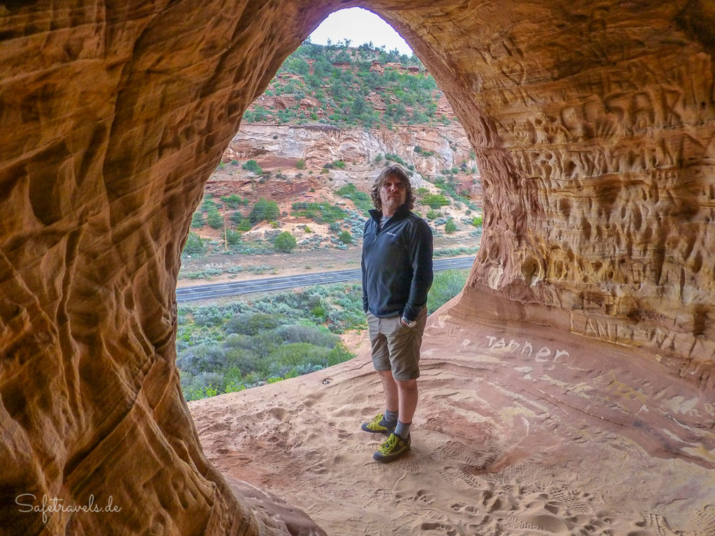 Kanab Sand Caves - Eins der Löcher oberhalb der Straße