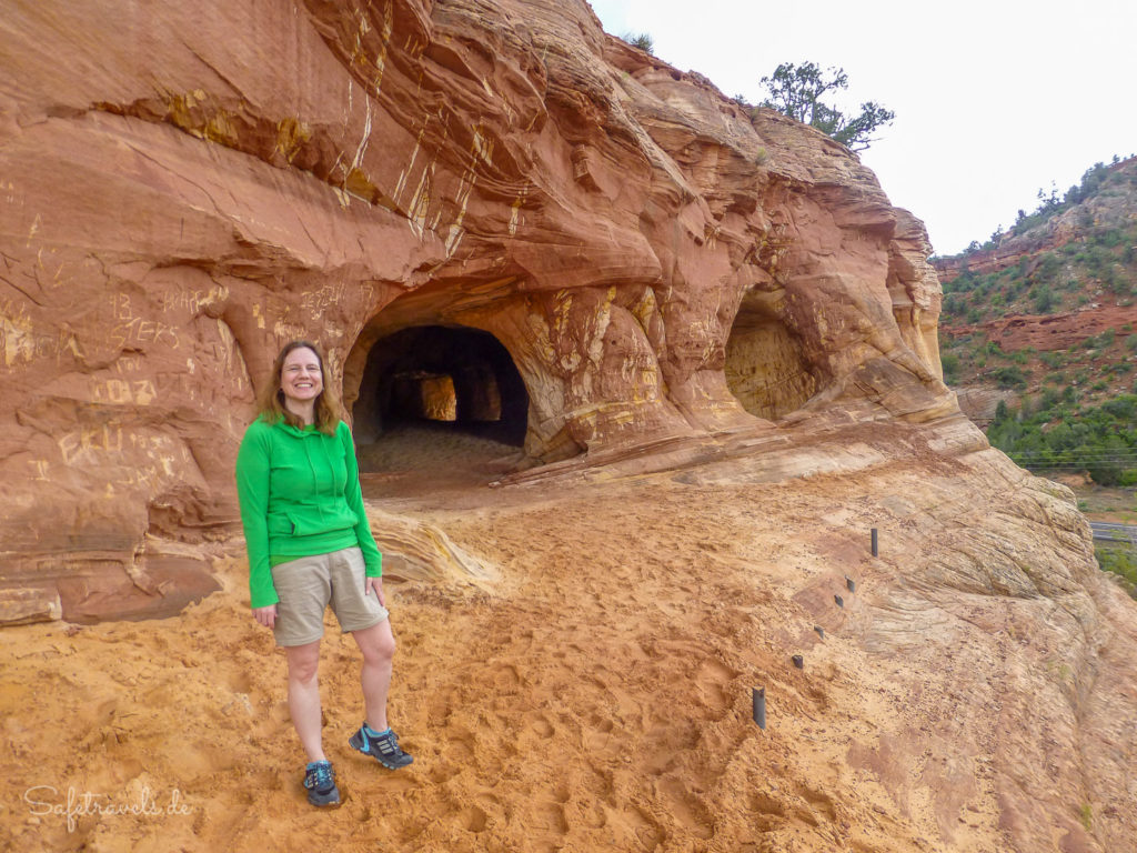 Am Eingang der Sand Caves / Kanab Caves
