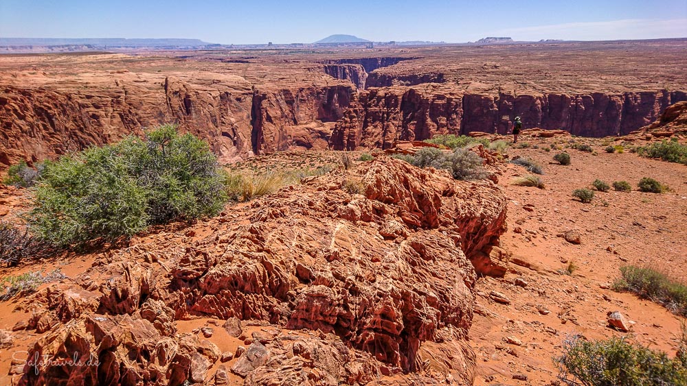 Navajo Mountain und Page in der Ferne