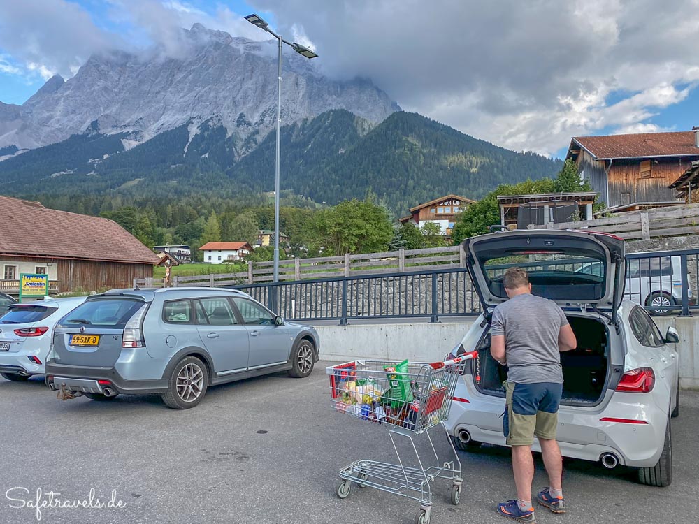 Parkplatz mit Aussicht beim Spar in Ehrwald