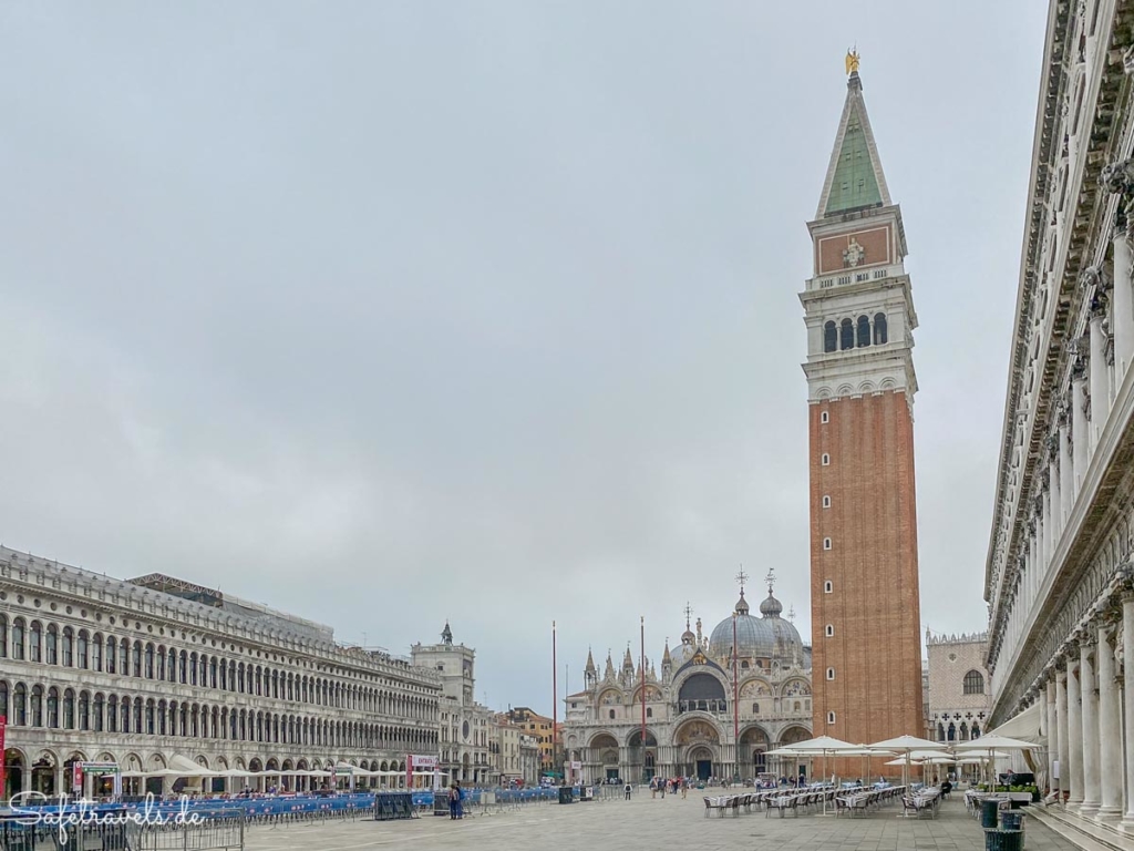 Am Markusplatz in Venedig - Blick auf den Campanile