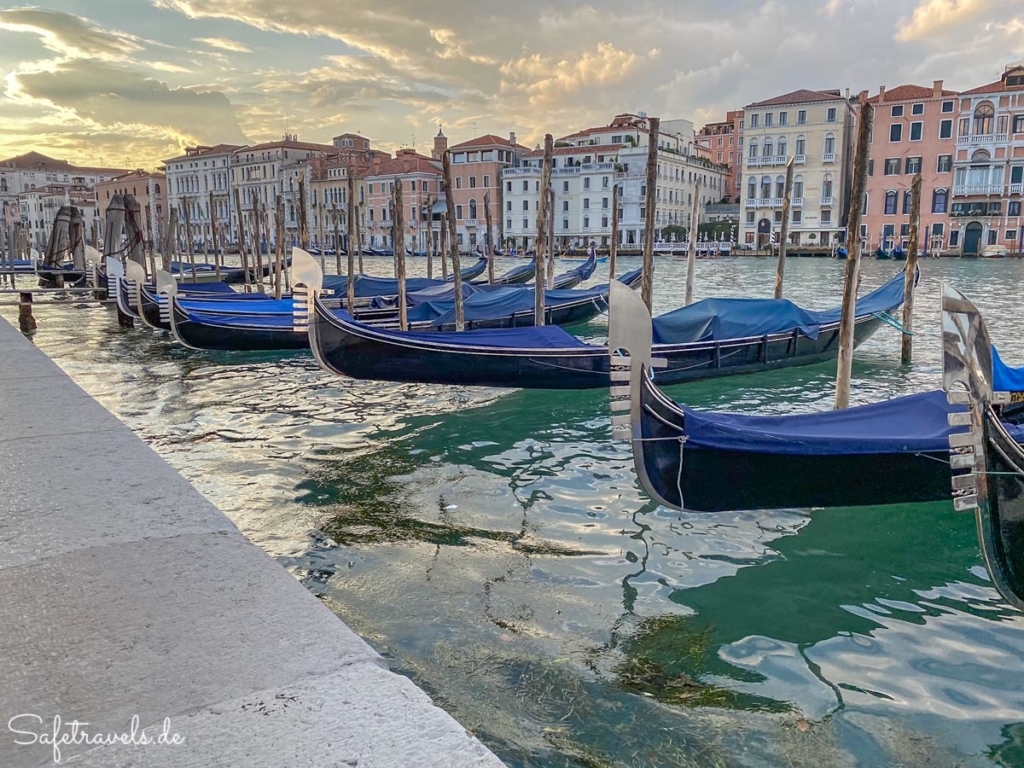 Gondeln am Canal Grande in Venedig