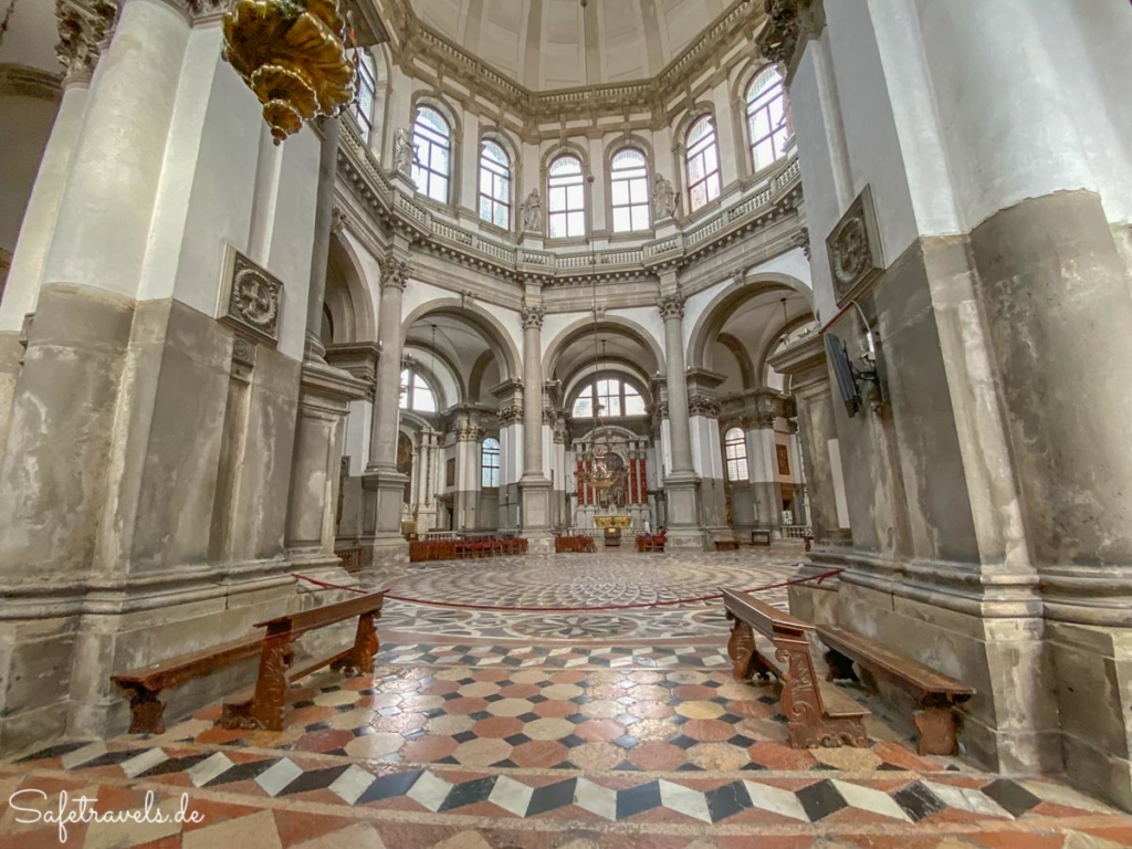 In der Kirche Santa Maria della Salute in Venedig