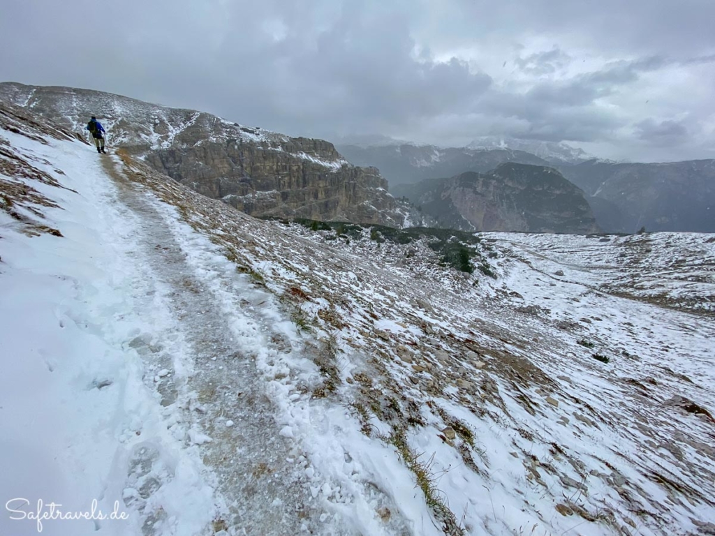 Schmaler Bergweg im Schnee - Wanderung Drei Zinnen
