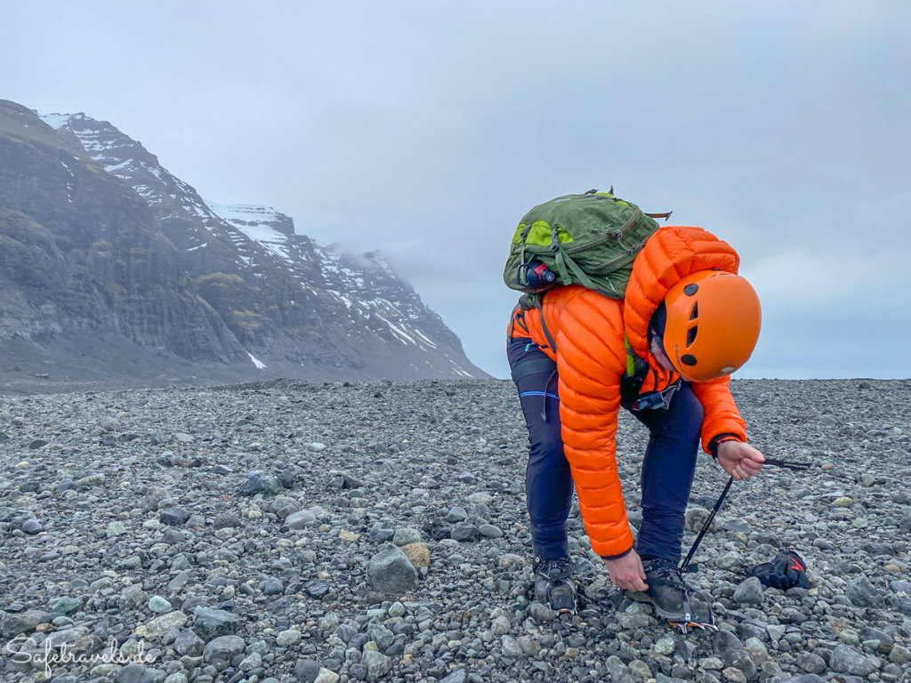 Steigeisen anlegen - Gletscherwanderung Island