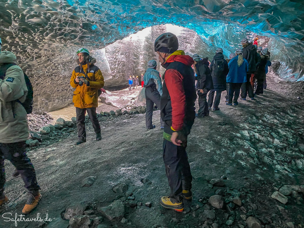 Touristen in der Eishöhle Island