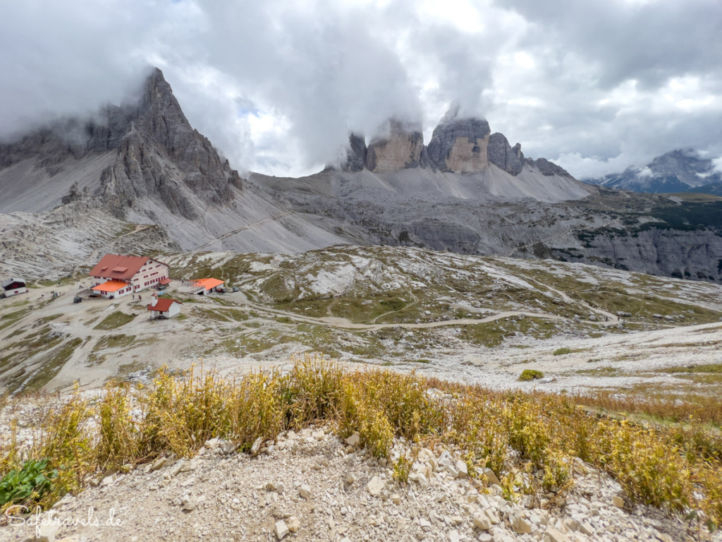 Blick auf den Paternkofel und die Drei Zinnen