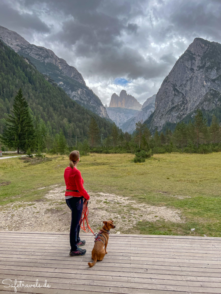 Drei Zinnen Blick Dolomiten mit Hund