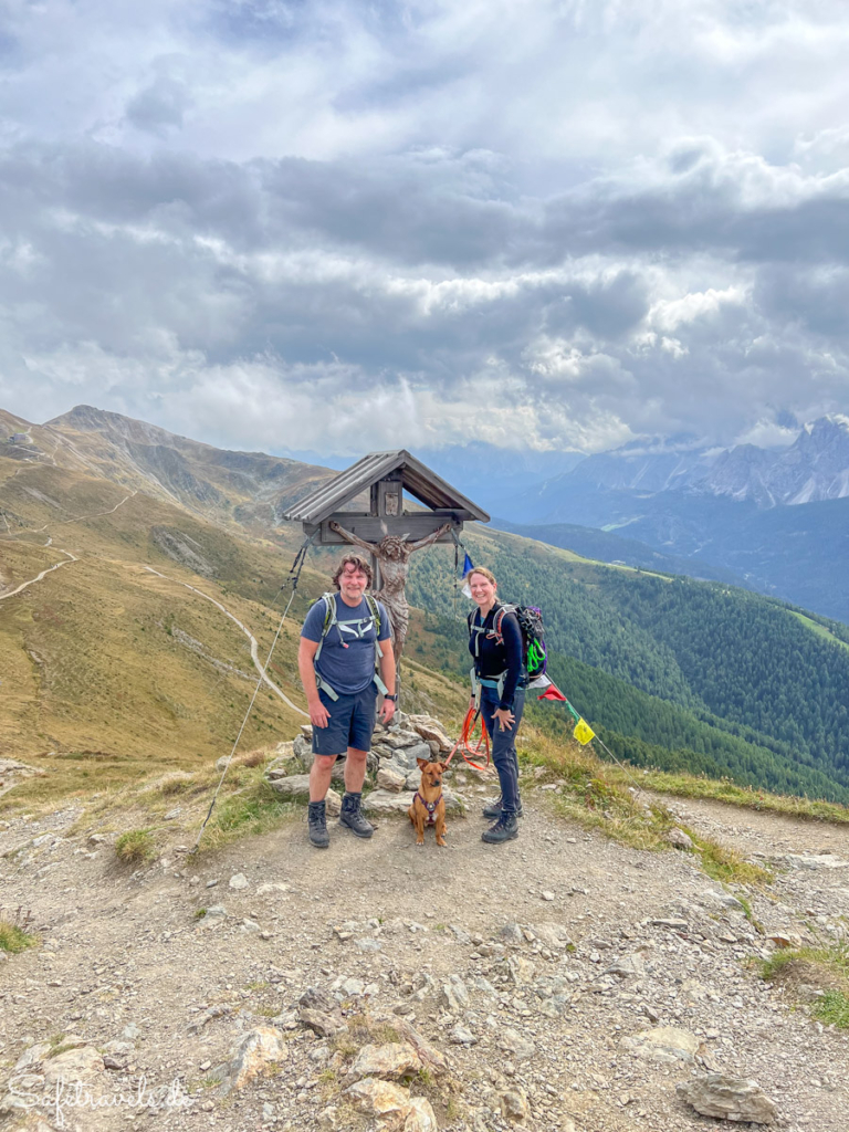 Gipfelkreuz Monte Elmo mit Hund